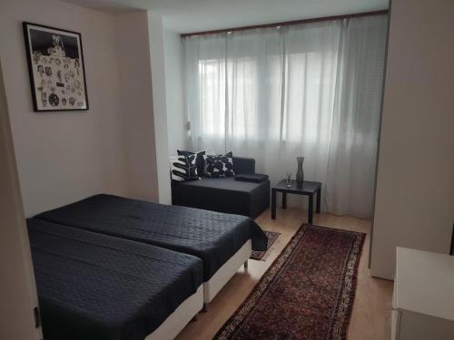 - une chambre avec un lit, une chaise et une fenêtre dans l'établissement 3-Zimmer-Wohnung-Kalvariengürtel, à Graz