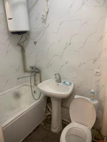 een badkamer met een toilet en een wastafel bij Mahabat in Karakol