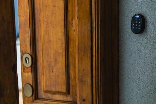 una puerta de madera con mando a distancia en Dimora De Gasperi, en Bari