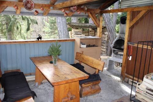 Habitación con mesa, sillas y fogones. en Cottage Tatry so saunou, en Tatranská Štrba