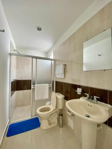 een badkamer met een toilet en een wastafel bij Casa Jardin in Cartagena