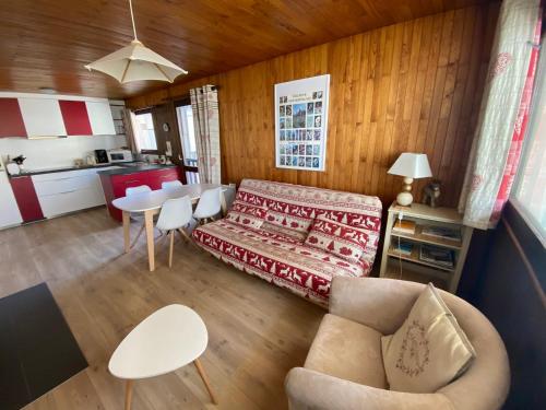 un salon avec un canapé et une table dans l'établissement Appartement cosy au cœur de Châtel, proche télécabine et activités avec Multi Pass à 3€/jour! - FR-1-693-69, à Châtel