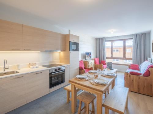 une cuisine avec une table et une salle à manger dans l'établissement Appartement moderne 2 pièces, proche pistes et commodités, Huez - FR-1-645-56, à Huez