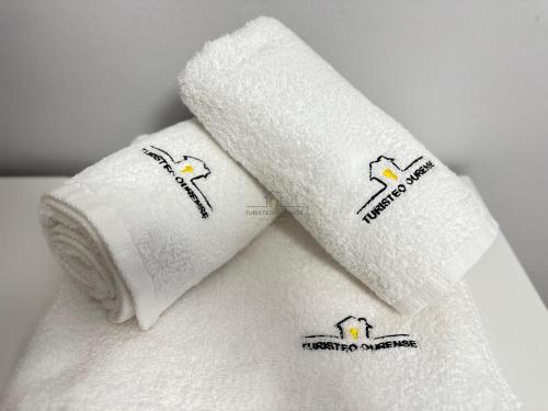 dwie rolki papieru toaletowego siedzące obok siebie w obiekcie O cuarto de abastos w mieście Ourense