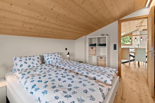1 Schlafzimmer mit einem Bett und einem Esszimmer in der Unterkunft Stilvolle 4.5 Zimmer Wohnung nahe der Talstation in Vella