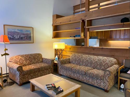 Jackson Hole Vacation Condominiums في ويلسون: غرفة معيشة مع كنبتين وطاولة قهوة