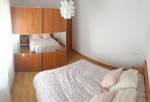 a bedroom with two beds and a glass cabinet at Apartamento con terraza 2 hab. in Alcalá la Real
