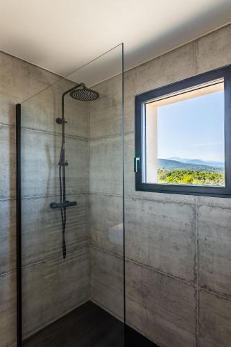 une salle de bain avec douche et fenêtre dans l'établissement Villa Kalinas Corse 4 étoiles, à Sari-Solenzara