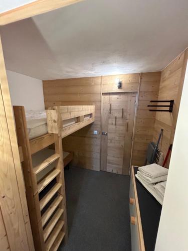 Habitación con litera y armario. en Appartement Cosy Les arcs 1800, en Bourg-Saint-Maurice