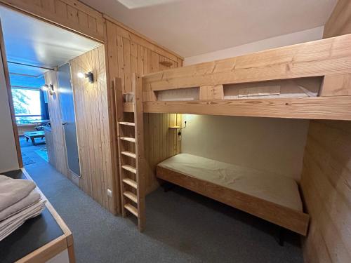a room with two bunk beds in a room at Appartement Cosy Les arcs 1800 in Bourg-Saint-Maurice