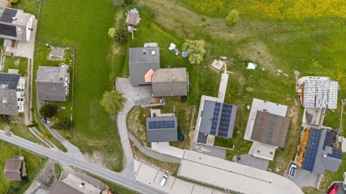 an overhead view of houses with solar panels on the grass at Stilvolle 4.5 Zimmer Wohnung nahe der Talstation in Vella