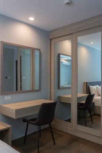 Postel nebo postele na pokoji v ubytování Tisha Hotel ABAC Bangna