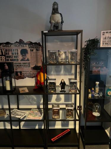 una mensola piena di oggetti in una stanza di Potters Escape- Warner Bros Studios & London a Leavesden Green