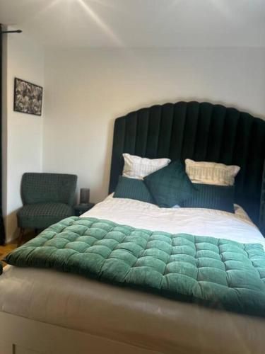 une chambre avec un lit avec une couette verte dans l'établissement Jardin des plantes parking securise terrasse et ascenseur, à Toulouse