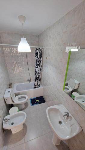 uma casa de banho com 2 WC, um lavatório e uma banheira em Historic Malaga Centro Rooms em Málaga