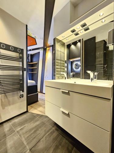 un baño con lavabo y espejo en APARTMENT NATURIST CAP CARBONE, en Cap d'Agde