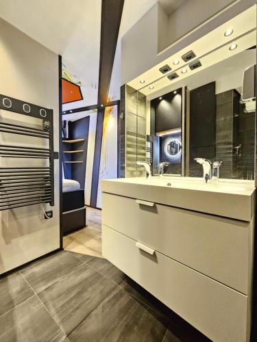 La salle de bains est pourvue d'un lavabo et d'un miroir. dans l'établissement APARTMENT NATURIST CAP CARBONE, au Cap d'Agde