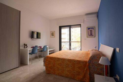 una camera con letto, tavolo e finestra di B&B Il Sorriso a Bari