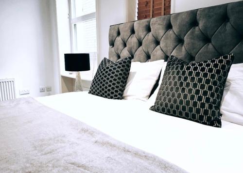 Llit o llits en una habitació de LUX Flat Marylebone Oxford Street