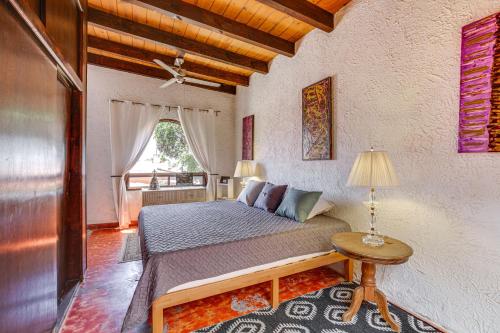 1 dormitorio con 1 cama con mesa y ventana en Rosarito Beach Home in Las Gaviotas with Ocean Views en Raulis