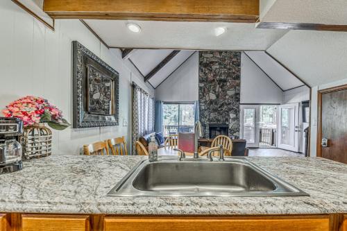 una cocina con fregadero y encimera en Ruidoso Family Cabin, Short Walk to Downtown!, en Ruidoso