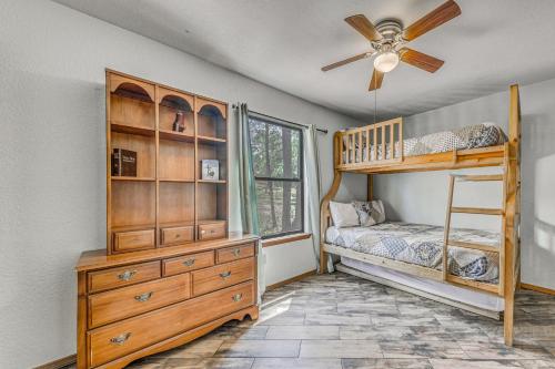 Un dormitorio con dos literas y un ventilador de techo. en Ruidoso Family Cabin, Short Walk to Downtown!, en Ruidoso