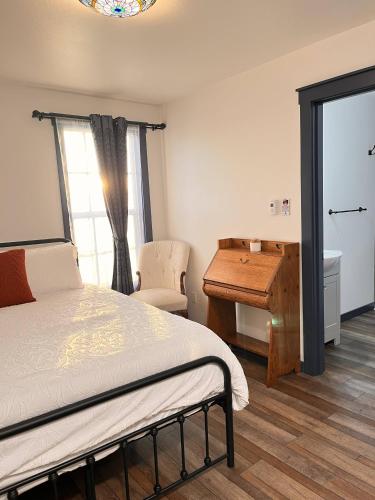 Bugge Room 203, Hyland Hotel tesisinde bir odada yatak veya yataklar