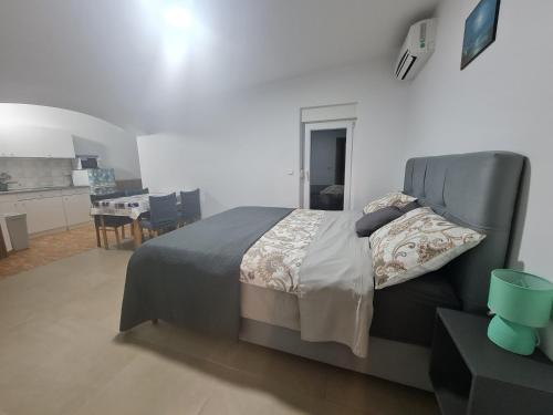 Ένα ή περισσότερα κρεβάτια σε δωμάτιο στο Apartmani Jadro