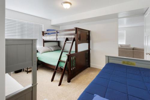 ein Schlafzimmer mit Etagenbetten mit einer Leiter und einem Bett in der Unterkunft Bear Lake Meadow View in Garden City
