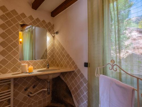 ein Bad mit einem Waschbecken und einer Dusche in der Unterkunft Sardinia Family Villas - Villa Carmen with sea view and pool in Porto Cervo
