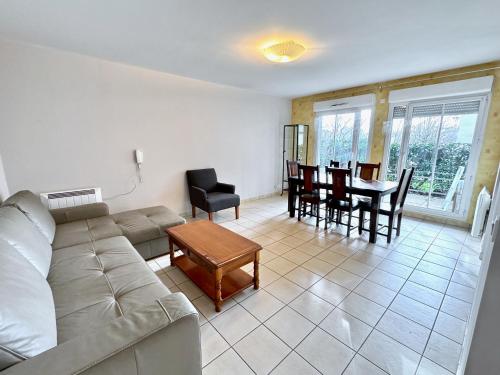 Photo de la galerie de l'établissement 2 chambres - 20 min de Paris et Disney avec Terrasse et Parking, à Champs-sur-Marne