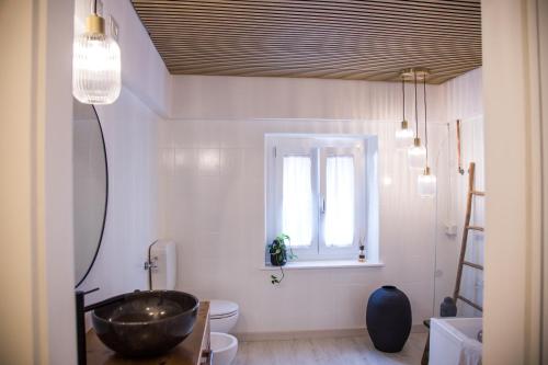 een badkamer met een wastafel en een toilet bij Locanda 53 in Arco