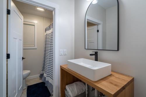 Ένα μπάνιο στο A Liberty Haven - 2 blocks from South Beach,