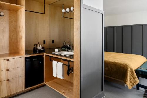 Η κουζίνα ή μικρή κουζίνα στο The Coachman Hotel