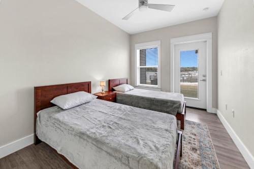 Ένα ή περισσότερα κρεβάτια σε δωμάτιο στο Completely Coastal Spacious townhome with Harbor views a Dock and community Pool