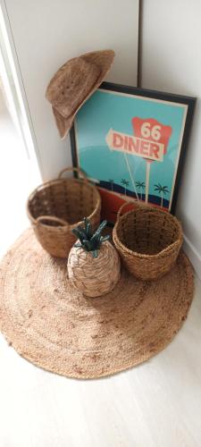 une table avec des paniers et un livre et un livre dans l'établissement Maison avec grand jardin proche de Pegasus Bridge, à Ranville