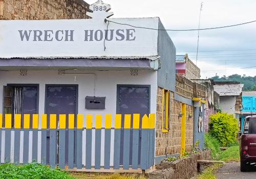 ein kleines Haus mit einem Schild, das Wrackhaus liest in der Unterkunft Wrech House Sagana -1989 in Sagana