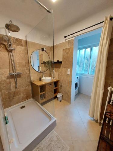 une salle de bain avec une douche, un lavabo et un miroir dans l'établissement Grand T2 ensoleillé - Proche Gare, à Hyères