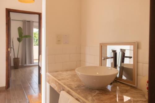 uma casa de banho com um lavatório e um espelho. em Habitaciones con amplia terraza em Encarnación