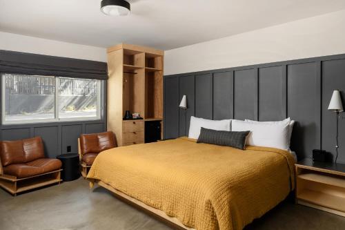Ένα ή περισσότερα κρεβάτια σε δωμάτιο στο The Coachman Hotel