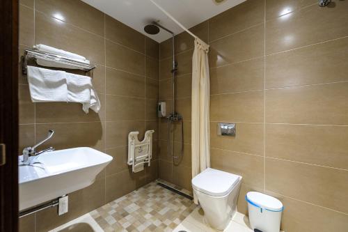 y baño con aseo y lavamanos. en Hotel Costamar, en Morche