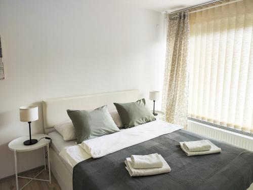 - une chambre avec un lit et 2 serviettes dans l'établissement Petra Garden apartment, à Bled