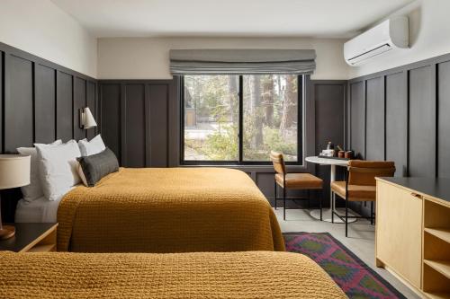 Ένα ή περισσότερα κρεβάτια σε δωμάτιο στο The Coachman Hotel