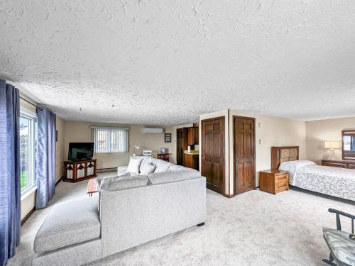 ein Wohnzimmer mit einer Couch und einem Bett in der Unterkunft 5 Bryant Road Bourne Sunset Cottage in Buzzards Bay