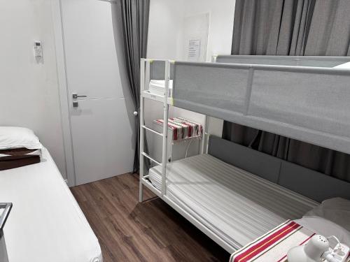 Двухъярусная кровать или двухъярусные кровати в номере Affitta camere Mimi family