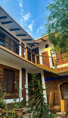a building with a balcony with plants in front of it at Posada Aketzalli Mazunte in Mazunte