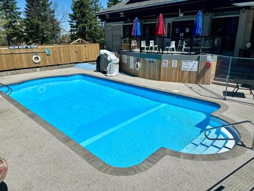 a large blue swimming pool in a yard at Mountain Side Studio at The Blue Mountains in Blue Mountains