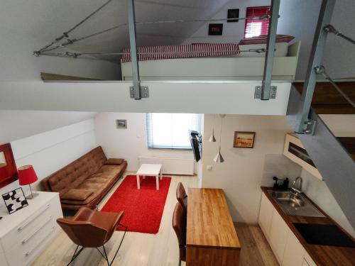 Ce loft comprend un canapé et une table. dans l'établissement Petra Garden apartment, à Bled
