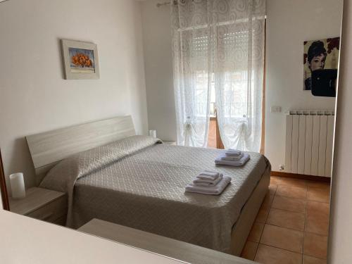 a bedroom with a bed with two towels on it at Appartamento Antonietta-Assisi in Santa Maria degli Angeli