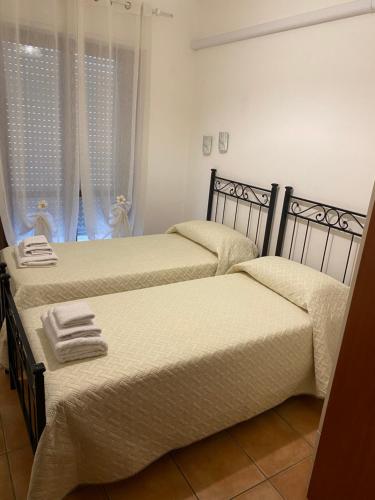 2 nebeneinander sitzende Betten in einem Schlafzimmer in der Unterkunft Appartamento Antonietta-Assisi in Santa Maria degli Angeli